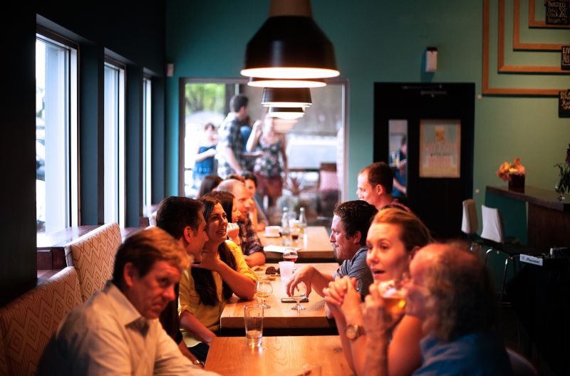 Gäste am reservierten Tisch – Abendessen im Restaurant